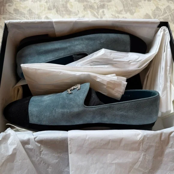 ๐ฏ Authentic CHANEL -- Brand New In Box -- Blue & Black Suede Loafers - Picture 5 of 11